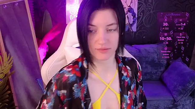 Snapshot of roxy_riot_ chatting on 12-20-25, 01:23 roxy riot online show from 12-20-25, 01:23