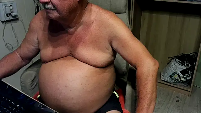 Snapshot of barenfan chatting on 09-17-25, 12:01 barenfan online show from 09-17-25, 12:01