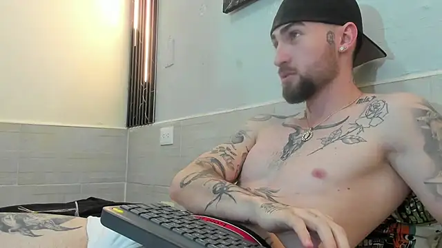 Snapshot of Luke_davis01 chatting on 02-11-25, 04:46 Luke davis01 online show from 02-11-25, 04:46