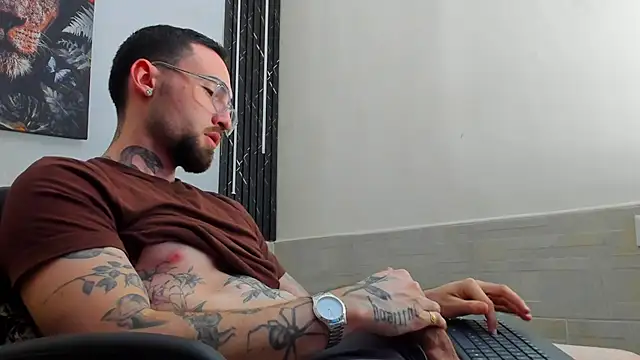 Snapshot of Luke_davis01 chatting on 02-15-25, 04:01 Luke davis01 online show from 02-15-25, 04:01