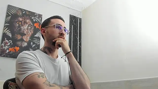 Snapshot of Luke_davis01 chatting on 02-19-25, 01:28 Luke davis01 online show from 02-19-25, 01:28