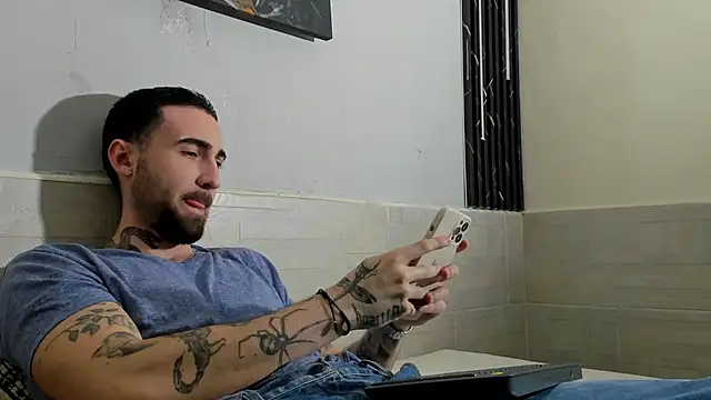 Snapshot of Luke_davis01 chatting on 02-21-25, 01:00 Luke davis01 online show from 02-21-25, 01:00