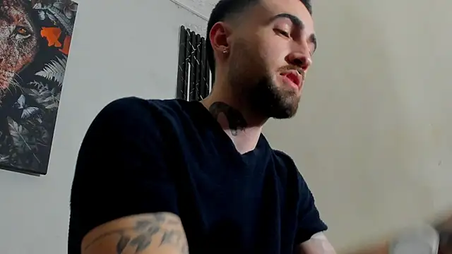 Snapshot of Luke_davis01 chatting on 02-26-25, 01:19 Luke davis01 online show from 02-26-25, 01:19