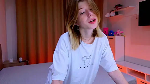 Snapshot of Bella_amory chatting on 11-18-25, 02:54 Bella amory online show from 11-18-25, 02:54