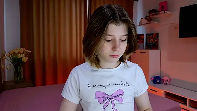 Snapshot of Bella_amory chatting on 02-20-26, 01:44 Bella amory online show from 02-20-26, 01:44