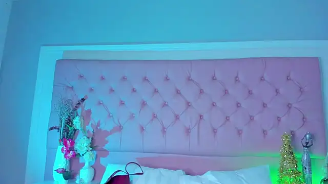 KourtneyEvans online show from 12-20-25, 04:03