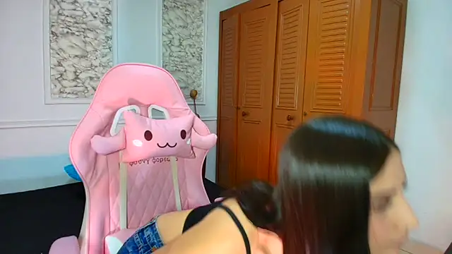 Snapshot of Danella_houston chatting on 12-17-25, 05:30 Danella houston online show from 12-17-25, 05:30