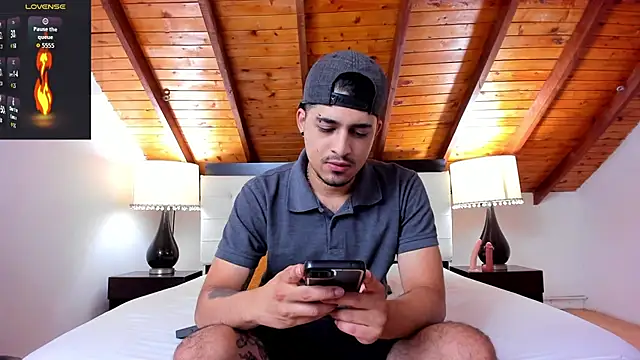 Snapshot of Sebastian_Berne chatting on 10-22-25, 07:24 Sebastian Berne online show from 10-22-25, 07:24