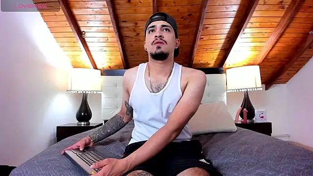 Snapshot of Sebastian_Berne chatting on 11-16-25, 06:57 Sebastian Berne online show from 11-16-25, 06:57