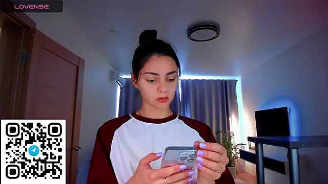 Snapshot of EmiliaZen chatting on 09-17-25, 01:02 EmiliaZen online show from 09-17-25, 01:02