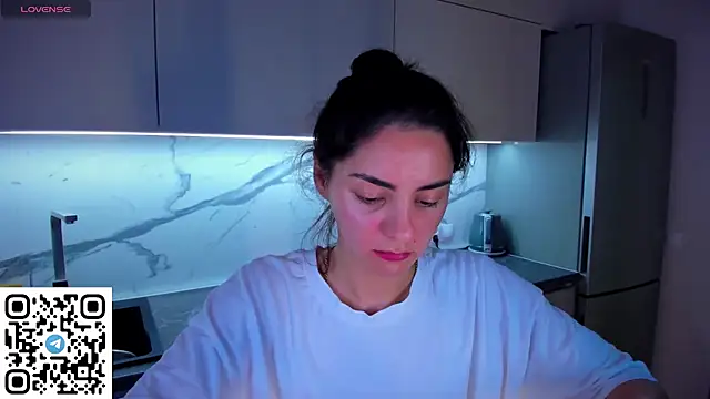 Snapshot of EmiliaZen chatting on 06-18-26, 08:02 EmiliaZen online show from 06-18-26, 08:02