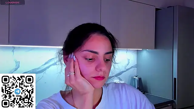 Snapshot of EmiliaZen chatting on 06-23-26, 05:33 EmiliaZen online show from 06-23-26, 05:33