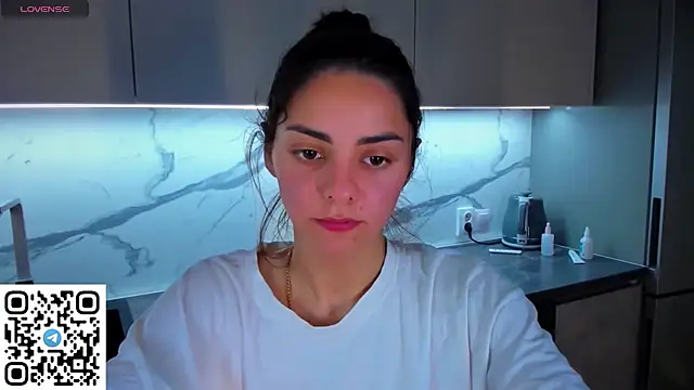 Snapshot of EmiliaZen chatting on 07-02-26, 11:22 EmiliaZen online show from 07-02-26, 11:22