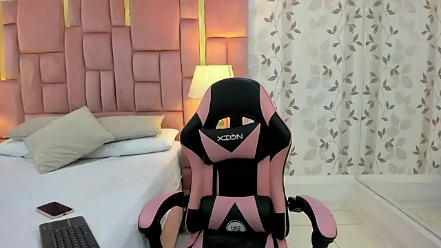 Snapshot of ArianaFranco chatting on 11-25-25, 01:22 ArianaFranco online show from 11-25-25, 01:22