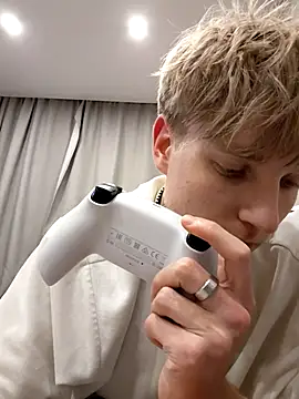 Snapshot of And25bn chatting on 10-22-25, 01:50 And25bn online show from 10-22-25, 01:50