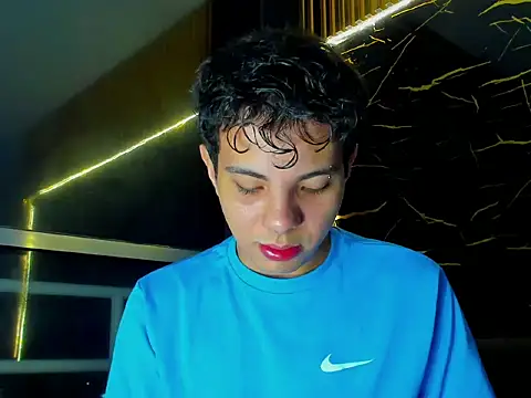Snapshot of Alessandro_1610 chatting on 06-17-26, 03:42 Alessandro 1610 online show from 06-17-26, 03:42