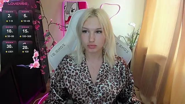 EvelinaLuu online show from 08-04-26, 01:09