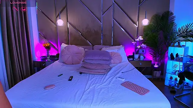 Snapshot of Lellie__ chatting on 02-25-26, 06:06 Lellie online show from 02-25-26, 06:06