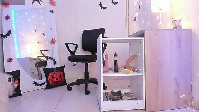 Snapshot of Emylyjonhs chatting on 10-24-25, 07:54 Emylyjonhs online show from 10-24-25, 07:54