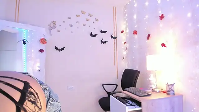 Snapshot of Emylyjonhs chatting on 10-28-25, 08:33 Emylyjonhs online show from 10-28-25, 08:33