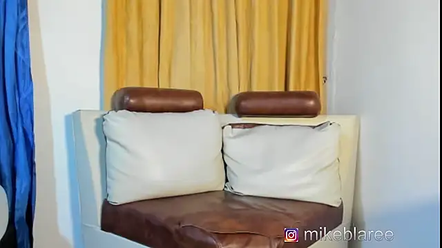 Snapshot of mikeblaree chatting on 10-21-25, 02:34 mikeblaree online show from 10-21-25, 02:34