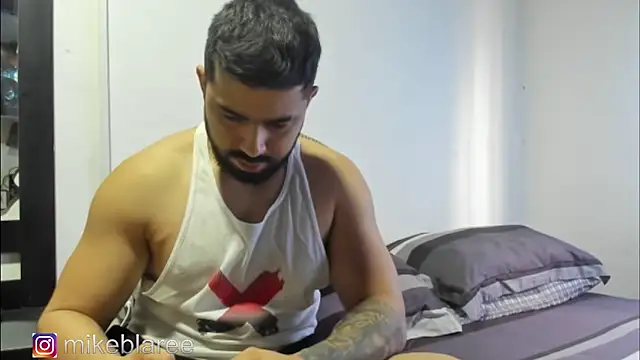 Snapshot of mikeblaree chatting on 10-31-25, 02:51 mikeblaree online show from 10-31-25, 02:51