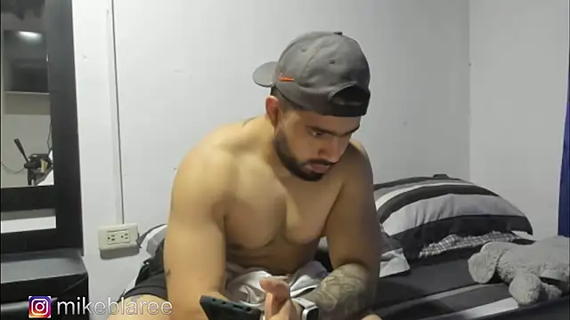 Snapshot of mikeblaree chatting on 11-01-25, 03:36 mikeblaree online show from 11-01-25, 03:36