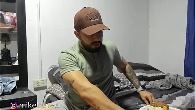 Snapshot of mikeblaree chatting on 11-03-25, 04:30 mikeblaree online show from 11-03-25, 04:30