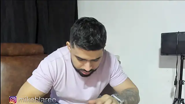 Snapshot of mikeblaree chatting on 11-17-25, 04:57 mikeblaree online show from 11-17-25, 04:57