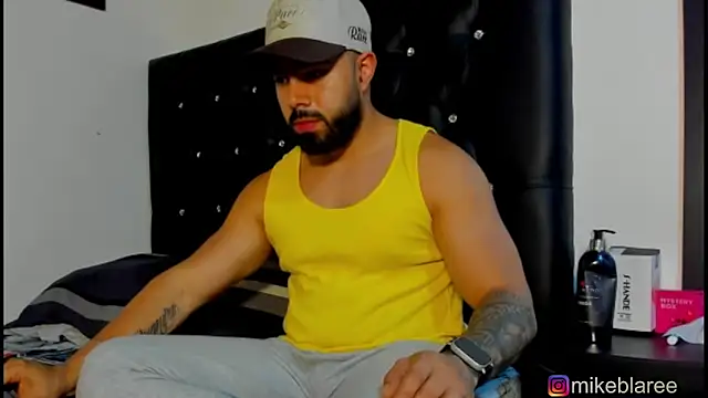 Snapshot of mikeblaree chatting on 01-15-26, 05:16 mikeblaree online show from 01-15-26, 05:16