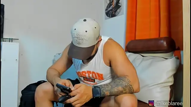 Snapshot of mikeblaree chatting on 02-09-26, 12:25 mikeblaree online show from 02-09-26, 12:25