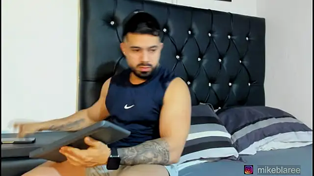 Snapshot of mikeblaree chatting on 02-10-26, 10:25 mikeblaree online show from 02-10-26, 10:25