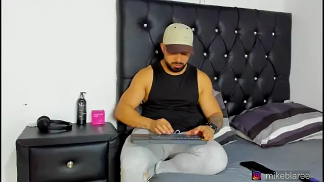 Snapshot of mikeblaree chatting on 02-12-26, 07:09 mikeblaree online show from 02-12-26, 07:09