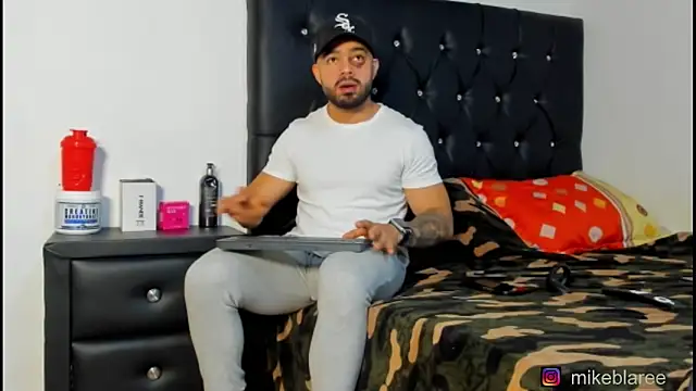 Snapshot of mikeblaree chatting on 03-13-26, 04:35 mikeblaree online show from 03-13-26, 04:35