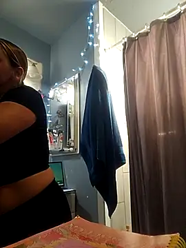 Snapshot of ShysluutGia chatting on 12-17-25, 04:02 ShysluutGia online show from 12-17-25, 04:02