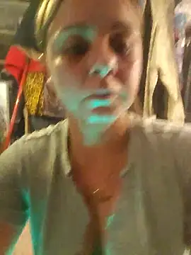 Snapshot of ShysluutGia chatting on 12-22-25, 04:20 ShysluutGia online show from 12-22-25, 04:20