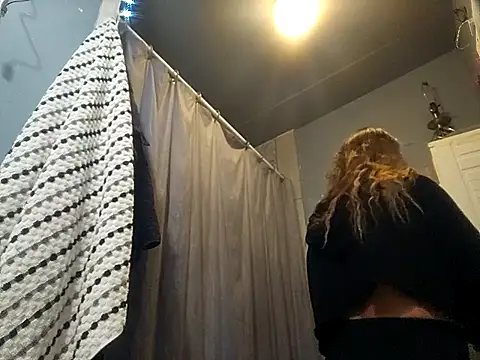 Snapshot of ShysluutGia chatting on 12-23-25, 06:11 ShysluutGia online show from 12-23-25, 06:11