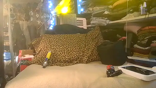 Snapshot of ShysluutGia chatting on 02-06-26, 11:02 ShysluutGia online show from 02-06-26, 11:02