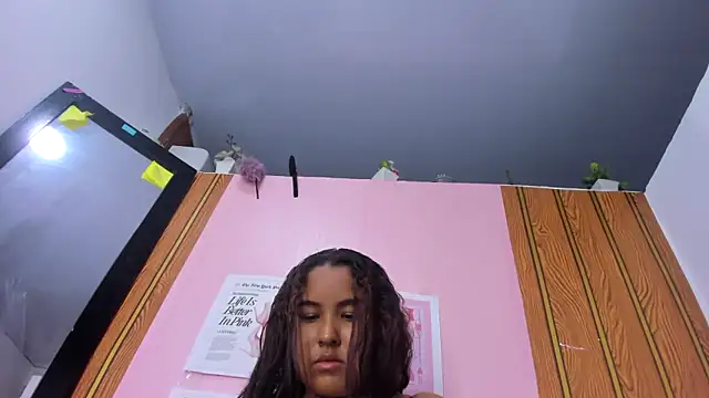 Snapshot of camilagreeco chatting on 09-21-25, 02:40 camilagreeco online show from 09-21-25, 02:40