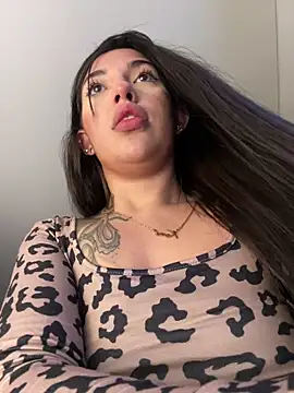 Snapshot of KarolVega- chatting on 02-18-25, 01:10 KarolVega- online show from 02-18-25, 01:10