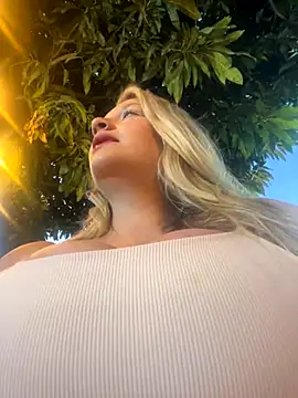 Snapshot of aurora_coldd chatting on 10-29-25, 10:55 aurora coldd online show from 10-29-25, 10:55