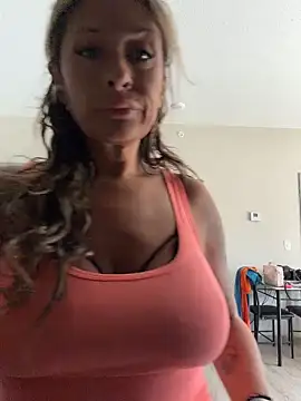 Snapshot of bossyroxy84 chatting on 07-19-26, 03:05 bossyroxy84 online show from 07-19-26, 03:05
