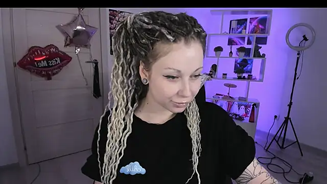 Snapshot of HoneySallyMoore chatting on 10-19-25, 06:52 HoneySallyMoore online show from 10-19-25, 06:52