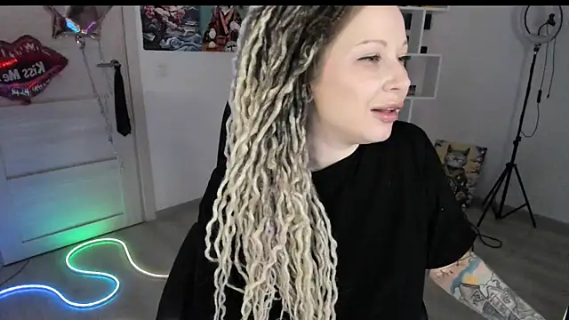 Snapshot of HoneySallyMoore chatting on 03-06-26, 07:10 HoneySallyMoore online show from 03-06-26, 07:10