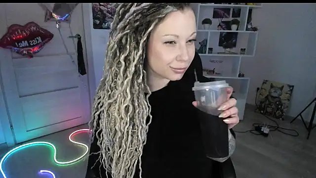 Snapshot of HoneySallyMoore chatting on 03-20-26, 04:34 HoneySallyMoore online show from 03-20-26, 04:34