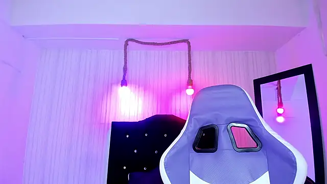 Snapshot of nicky_angel1 chatting on 10-24-25, 06:37 nicky angel1 online show from 10-24-25, 06:37