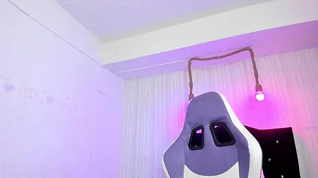 Snapshot of nicky_angel1 chatting on 10-29-25, 06:42 nicky angel1 online show from 10-29-25, 06:42