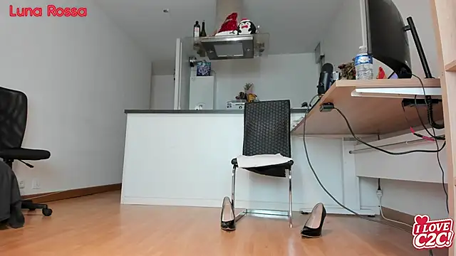 Snapshot of LunaRossaCam chatting on 02-12-26, 06:14 LunaRossaCam online show from 02-12-26, 06:14