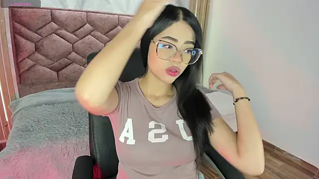 Snapshot of Sussan_love01 chatting on 10-06-25, 12:02 Sussan love01 online show from 10-06-25, 12:02