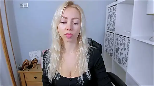 Snapshot of MargaritaRose chatting on 11-17-25, 08:20 MargaritaRose online show from 11-17-25, 08:20